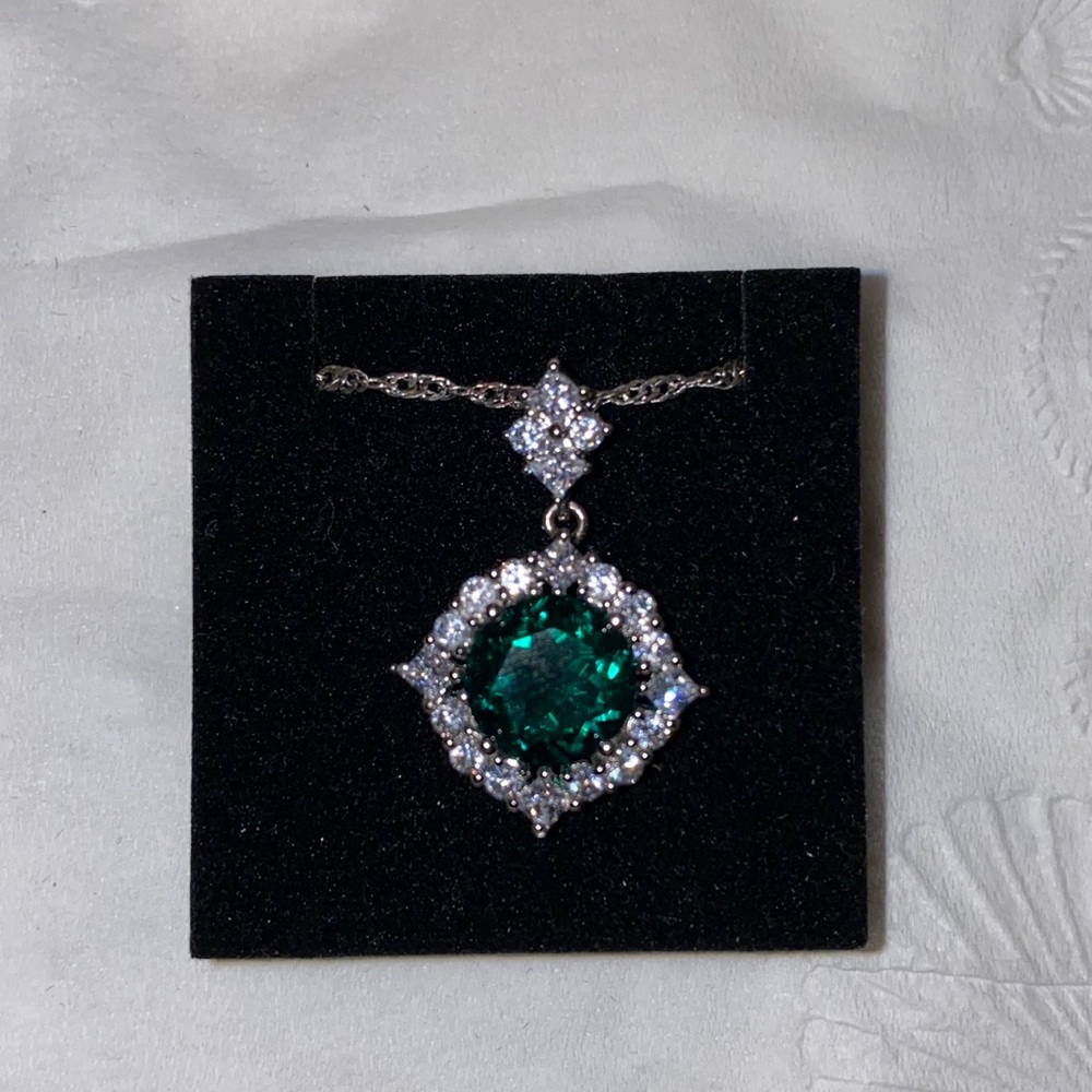 New Emerald Green Colored Pendant w/ Necklace